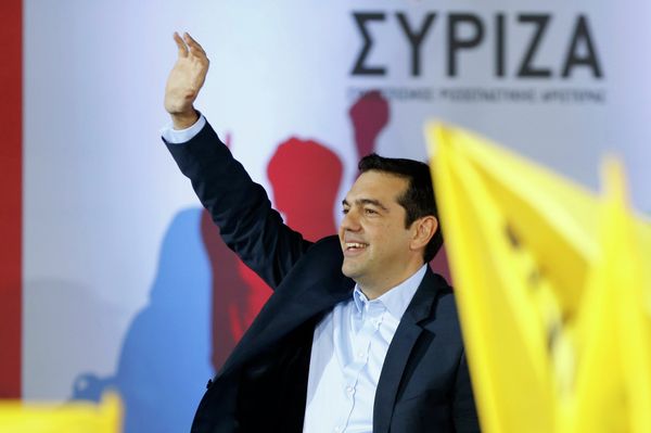 Opposition leader and head of radical leftist Syriza party, Alexis Tsipras waves at supporters during a campaign in central Athens, January 22, 2015 - Sputnik International