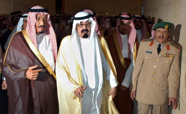Saudi King Abdullah, center, is accompanied by Riyadh ruler Prince Salman bin Abd al-Aziz, left, as he arrives at the royal palace in Riyadh Wednesday Aug. 3, 2005 to receive oaths of loyalty in a traditional Islamic investiture ceremony that bestows his legitimacy - Sputnik International