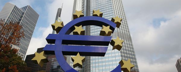 The EURO logo is pictured in front of the European Central Bank, ECB in Frankfurt/Main, central Germany, on November 6, 2014 - Sputnik International