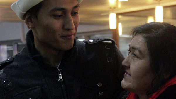 Salvador Ayres, a Mozambique civilian, has finally found his missing biological mother Zarina Abdykayeva - Sputnik International