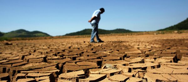 A worker from the Sao Paulo state company that provides water and sewage services to residential, commercial and industrial areas looks at the cracked ground of near Jaguary dam in Braganca Paulista, 100 km from Sao Paulo, in this file photo taken January 31, 2014 - Sputnik International