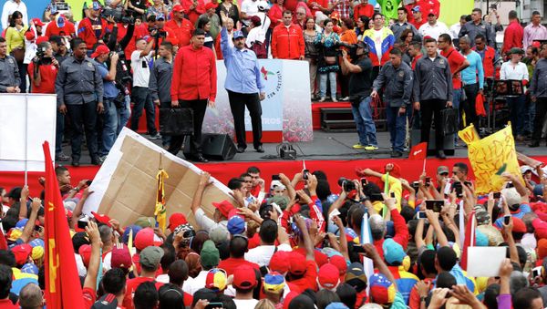 Venezuelan President Nicolas Maduro (C) waves to supporters during a rally to commemorate the 57th anniversary of the end of Venezuelan dictator Marcos Perez Jimenez's regime in Caracas January 23, 2015 Venezuelan President Nicolas Maduro (C) waves to supporters during a rally to commemorate the 57th anniversary of the end of Venezuelan dictator Marcos Perez Jimenez's regime in Caracas January 23, 2015 - Sputnik International