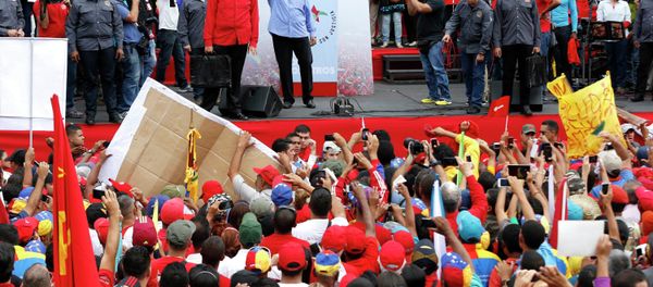Venezuelan President Nicolas Maduro (C) waves to supporters during a rally to commemorate the 57th anniversary of the end of Venezuelan dictator Marcos Perez Jimenez's regime in Caracas January 23, 2015 Venezuelan President Nicolas Maduro (C) waves to supporters during a rally to commemorate the 57th anniversary of the end of Venezuelan dictator Marcos Perez Jimenez's regime in Caracas January 23, 2015 - Sputnik International