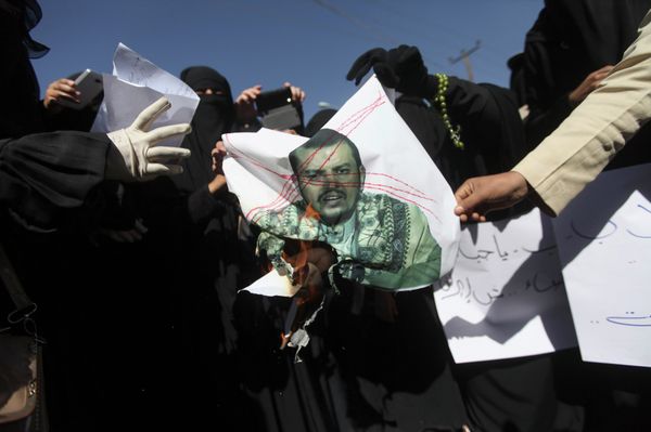 Anti-Houthi protesters burn an image of the leader of Yemen's Houthi movement, Abdel Malek al-Houthi, during a rally in Sanaa January 24, 2015 Anti-Houthi protesters burn an image of the leader of Yemen's Houthi movement, Abdel Malek al-Houthi, during a rally in Sanaa January 24, 2015 - Sputnik International