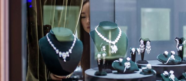 A vendor checks a display prior to the opening of the Hong Kong Jewellery and Gem fair at the convention and exhibition Centre on September 17, 2014 - Sputnik International