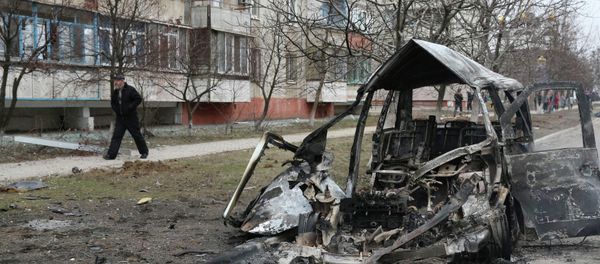 A man walks past a burnt-out vehicle after a shelling of a residential sector in Mariupol, eastern Ukraine, January 24, 2015 A man walks past a burnt-out vehicle after a shelling of a residential sector in Mariupol, eastern Ukraine, January 24, 2015 - Sputnik International