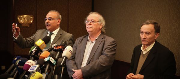 Syrian actor Jamal Suleiman (L), member of the National Coalition Fayez Sarah (C) and member of the regime-tolerated domestic National Coordination Committee for Democratic Change, Haytham Manna, attend a press conference held by various Syrian opposition factions on January 24, 2015 in the Egyptian capital Cairo - Sputnik International