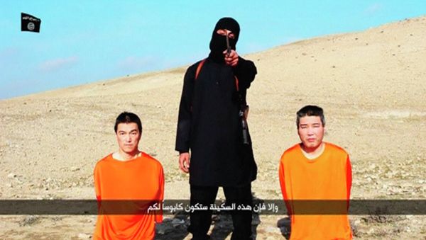 A masked person holding a knife speaks as he stands in between two kneeling men in this still image taken from an online video released by the militant Islamic State group on January 20, 2015 A masked person holding a knife speaks as he stands in between two kneeling men in this still image taken from an online video released by the militant Islamic State group on January 20, 2015 - Sputnik International