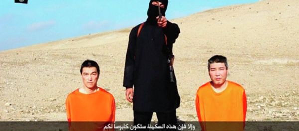 A masked person holding a knife speaks as he stands in between two kneeling men in this still image taken from an online video released by the militant Islamic State group on January 20, 2015 A masked person holding a knife speaks as he stands in between two kneeling men in this still image taken from an online video released by the militant Islamic State group on January 20, 2015 - Sputnik International