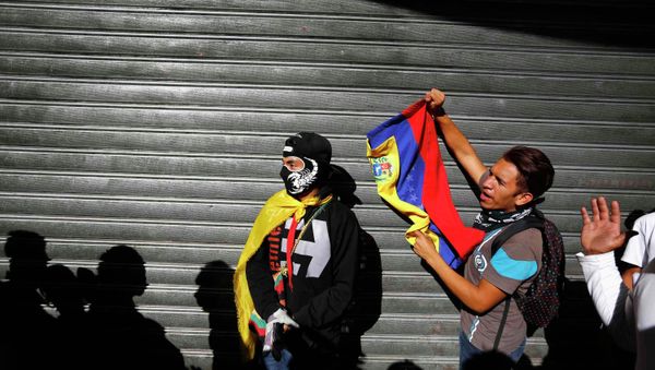 Demonstrators who support the opposition shouts slogans near people who were lining outside a supermarket to buy basic goods when it closed shortly for the day due to the ongoing protest in Caracas January 24, 2015 Demonstrators who support the opposition shouts slogans near people who were lining outside a supermarket to buy basic goods when it closed shortly for the day due to the ongoing protest in Caracas January 24, 2015 - Sputnik International