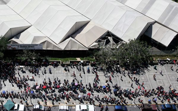 People queue to buy goods in a Mega-Mercal - Sputnik International