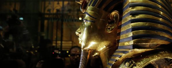 The gold mask of King Tutankhamun is seen in a glass case during a press tour, in the Egyptian Museum near Tahrir Square, Cairo, Egypt, Saturday, Jan. 24, 2015 - Sputnik International