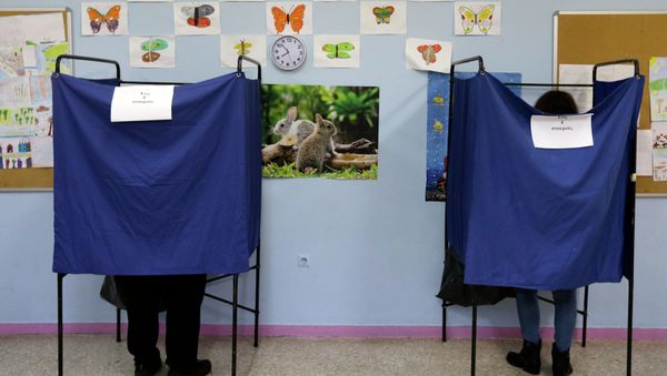 People cast their vote at a polling station in Athens, Sunday, Jan. 25, 2015 - Sputnik International