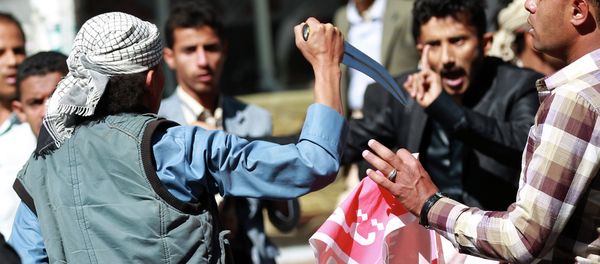 A Shiite Huthi rebel threatens Yemeni protesters during a rally against the control of the capital by Huthi rebels on January 24, 2015 in the capital Sanaa A Shiite Huthi rebel threatens Yemeni protesters during a rally against the control of the capital by Huthi rebels on January 24, 2015 in the capital Sanaa - Sputnik International