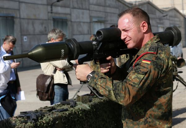 A member of the German army Bundeswehr presents a weapon which is part of a military aid for Iraq during a press event in Waren, northeastern Germany, Thursday, Sept. 18, 2014 - Sputnik International