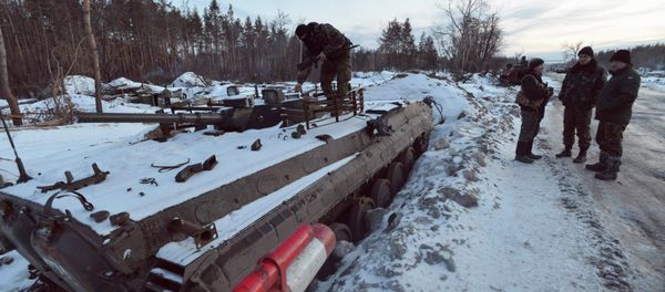 Ukrainian servicemen stand next to an armoured personnel carrier (APC) at their position in the village of Luhanska, Luhansk region January 24, 2015 Ukrainian servicemen stand next to an armoured personnel carrier (APC) at their position in the village of Luhanska, Luhansk region January 24, 2015 - Sputnik International