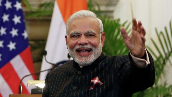 U.S. President Barack Obama stands next to Indian Prime Minister Narendra Modi (R) waving as they leave after giving their opening statement at Hyderabad House in New Delhi January 25, 2015 - Sputnik International