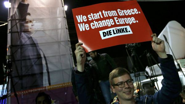 A supporter of opposition leader and head of radical leftist Syriza party Alexis Tsipras waits outside his campaign headquarters in Athens, January 25, 2015 - Sputnik International