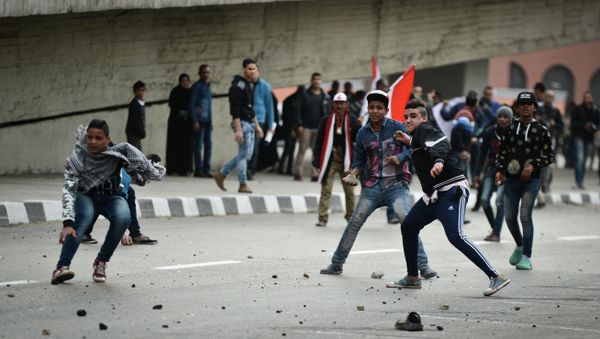 Supporters of Egyptian President Abdel Fattah al-Sisi clash with anti-government protesters - Sputnik International