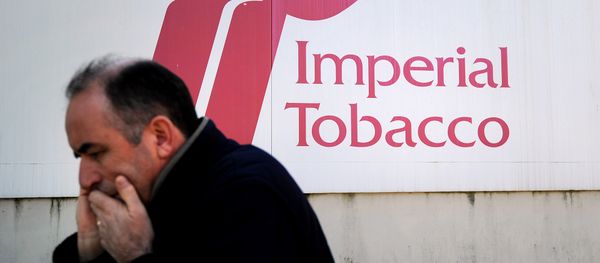 A man gives a phone call in front of the Seita-Imperial tobacco factory in Carquefou on April 15, 2014 - Sputnik International