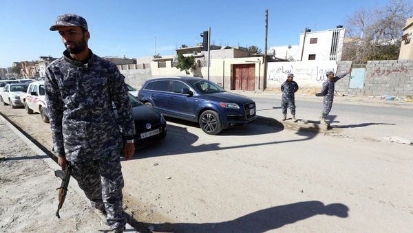 Libyan police officers set up checkpoints in the Libyan capital Tripoli on January 25, 2015 as clashes continue in the west and east of the country - Sputnik International