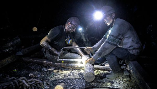 Miners strengthening a mine tunnel at the Glubokaya mine in Shakhtyorsk. - Sputnik International
