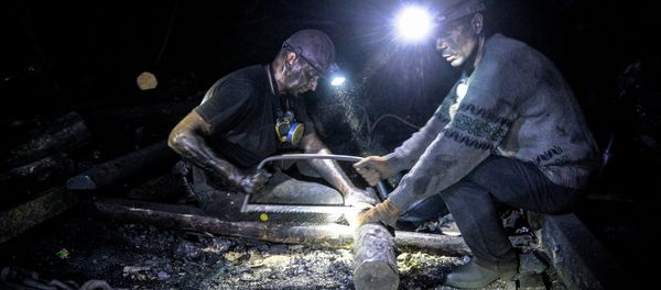 Miners strengthening a mine tunnel at the Glubokaya mine in Shakhtyorsk. - Sputnik International