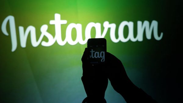 A journalist makes a video of the Instagram logo - Sputnik International
