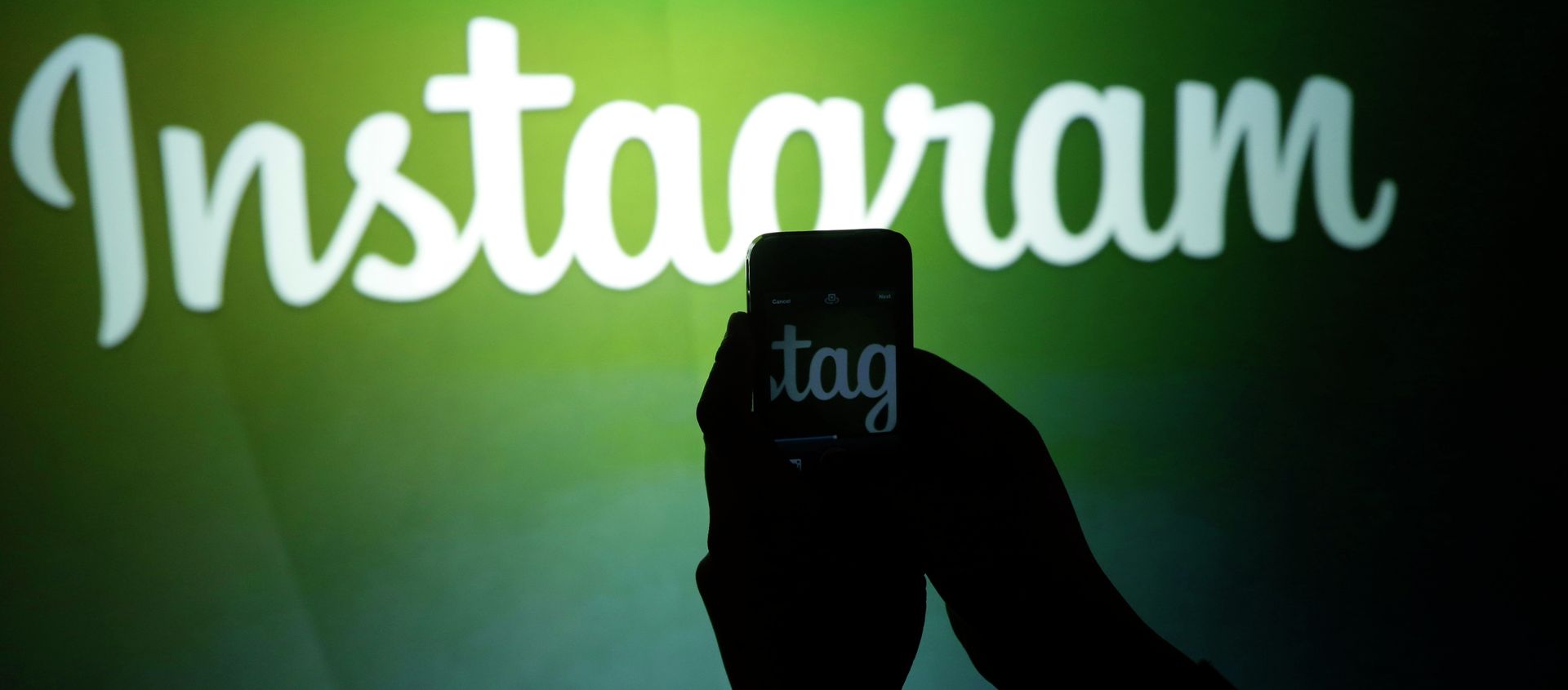 A journalist makes a video of the Instagram logo A journalist makes a video of the Instagram logo - Sputnik International, 1920, 09.09.2020
