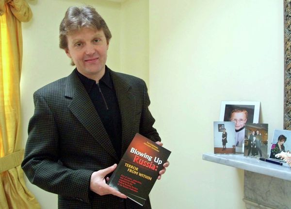Alexander Litvinenko, former KGB spy and author of the book Blowing Up Russia: Terror From Within photographed at his home in London. (File) - Sputnik International