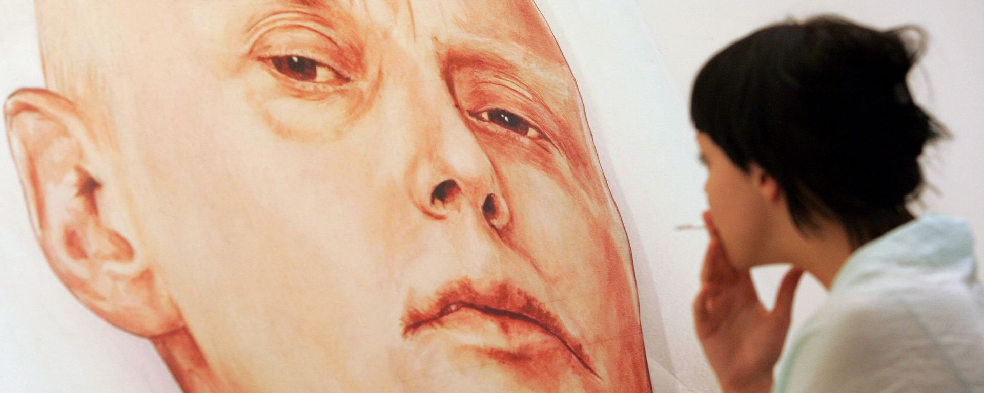 An art gallery visitor looks at a painting showing Alexander Litvinenko An art gallery visitor looks at a painting showing Alexander Litvinenko - Sputnik International, 1920, 23.09.2016