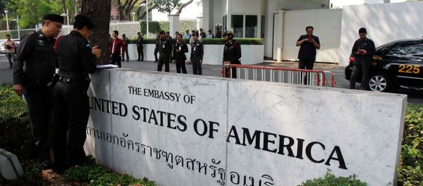 Police stand guard outside the US embassy in Bangkok - Sputnik International