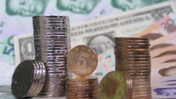Coins and banknotes of the Chinese yuan are set up together with a U.S. dollar - Sputnik International