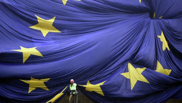A giant European Union flag is unfurled over the facade of Barcelona's La Pedrera building - Sputnik International