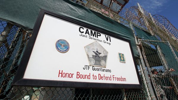 A guard opens the gate at the entrance to Camp VI, a prison used to house detainees at the US Naval Base at Guantanamo Bay - Sputnik International