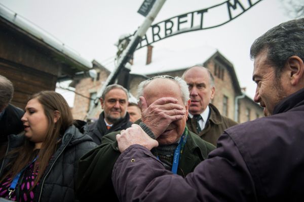 Holocaust survivor Mordechai Ronen (C) from the US is comforted by his son as he is overcome by emotion standing next to President of the World Jewish Congress Ronald Lauder (2nd R) as he arrives at the former Auschwitz concentration camp in Oswiecim on January 26, 2015. - Sputnik International