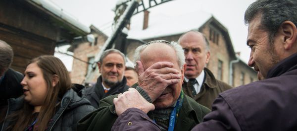 Holocaust survivor Mordechai Ronen (C) from the US is comforted by his son as he is overcome by emotion standing next to President of the World Jewish Congress Ronald Lauder (2nd R) as he arrives at the former Auschwitz concentration camp in Oswiecim on January 26, 2015. Holocaust survivor Mordechai Ronen (C) from the US is comforted by his son as he is overcome by emotion standing next to President of the World Jewish Congress Ronald Lauder (2nd R) as he arrives at the former Auschwitz concentration camp in Oswiecim on January 26, 2015. - Sputnik International