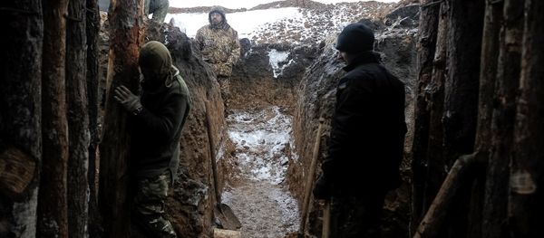 Ukrainian servicemen construct a blindage at their position near Lysychansk, in Luhansk region - Sputnik International