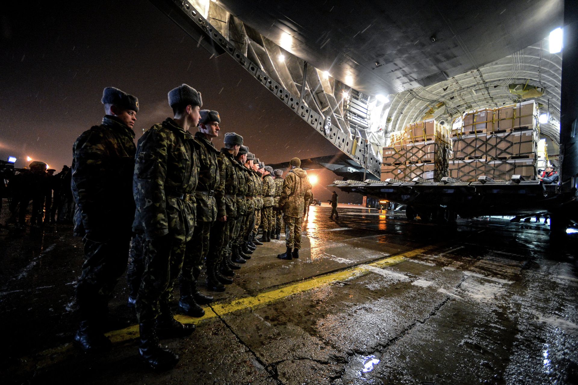 Over 3,000 sets of winter uniforms for Ukrainian servicemen were delivered to Boryspil airport by a Royal Canadian Air Force CC-177 Globemaster III aircraft - Sputnik International, 1920, 15.02.2022