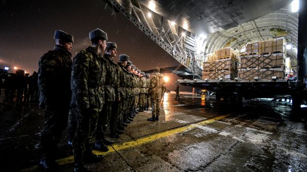 Over 3,000 sets of winter uniforms for Ukrainian servicemen were delivered to Boryspil airport by a Royal Canadian Air Force CC-177 Globemaster III aircraft - Sputnik International