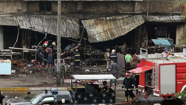 Security forces inspect the site of a twin bombing at a crowded market in Baghdad Iraq - Sputnik International