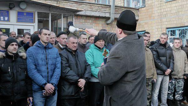A priest blesses newly-mobilized recruits in front of a military registration office before they leave for military units, in Kiev, Ukraine, Thursday, Jan.29, 2015 - Sputnik International