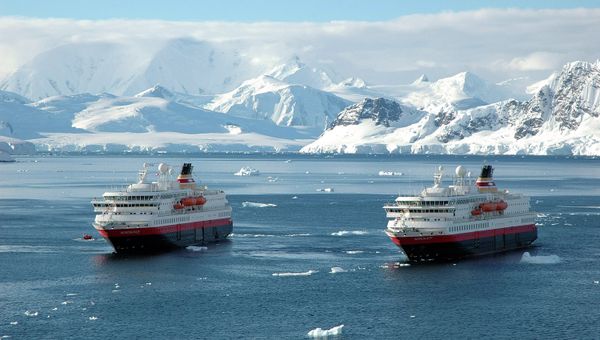 Two of the Norwegian shipping company's cruise ships in Paradise Bay in the Antarctica - Sputnik International