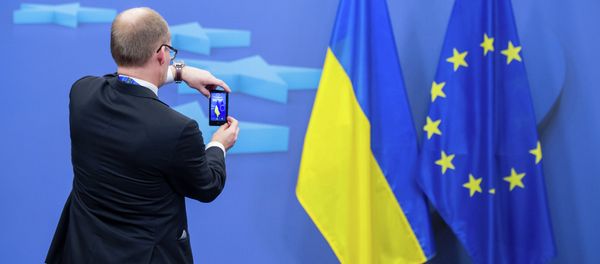 Ukrainian and EU flags - Sputnik International