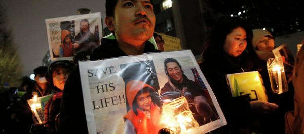 People holding placards take part in a vigil in front of Prime Minister Shinzo Abe's official residence in Tokyo, January 30, 2015 People holding placards take part in a vigil in front of Prime Minister Shinzo Abe's official residence in Tokyo, January 30, 2015 - Sputnik International