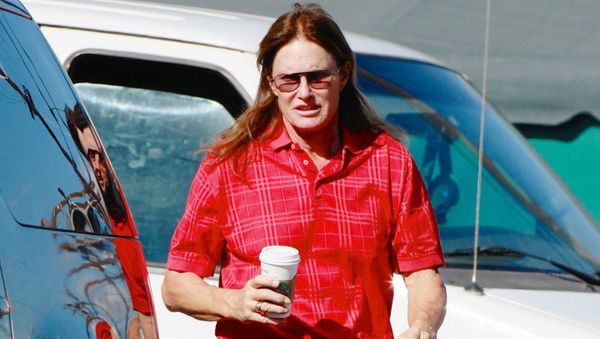 Bruce Jenner shows off his long hair as he takes his Polaris RZR for a journey to a repair shop in LA - Sputnik International