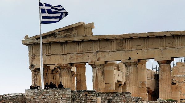 Tourists stand near the temple of Parthenon atop the ancient site of the Athens Acropolis on a cold and windy day January 30, 2015 - Sputnik International