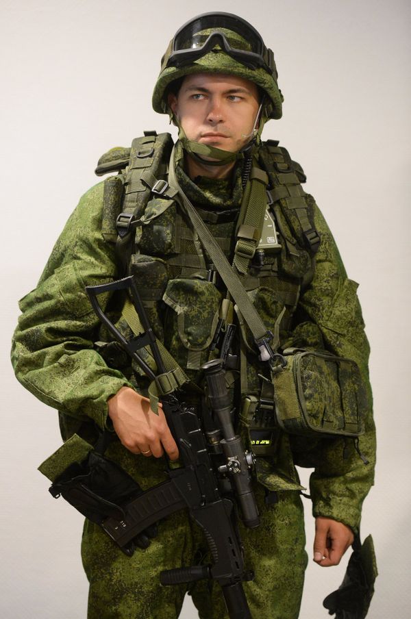 A man demonstrates the new gear of a Russian serviceman designed by Tsniitochmash - Sputnik International