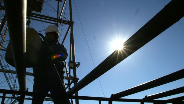 Oil experts work at the Khabbaz productive site, 320 km north of Baghdad Oil experts work at the Khabbaz productive site, 320 km north of Baghdad - Sputnik International