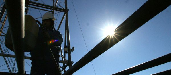 Oil experts work at the Khabbaz productive site, 320 km north of Baghdad Oil experts work at the Khabbaz productive site, 320 km north of Baghdad - Sputnik International
